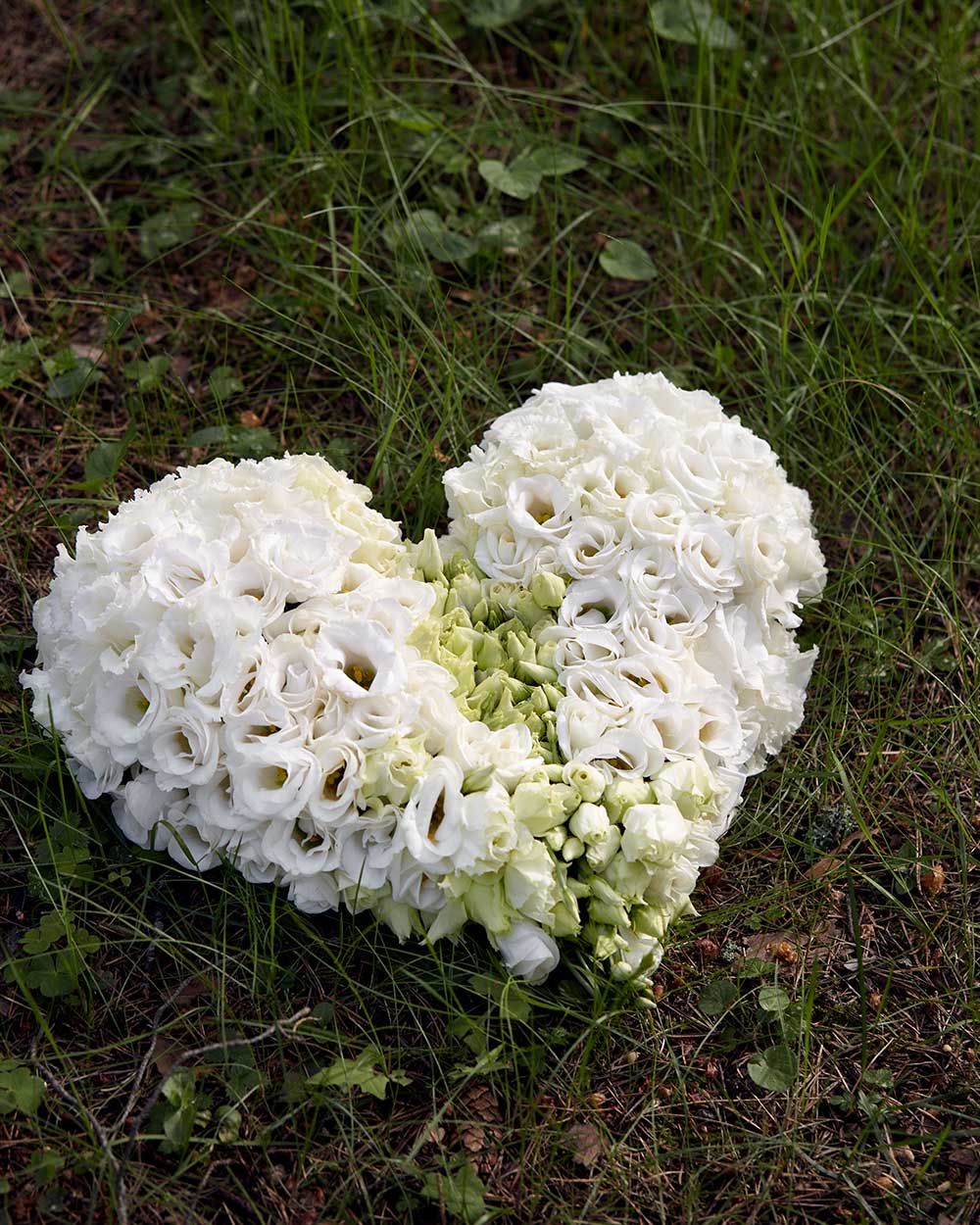 Begravnings-Tema-Ljusa-Minnen-Blomsterhjärta-Stående.jpg